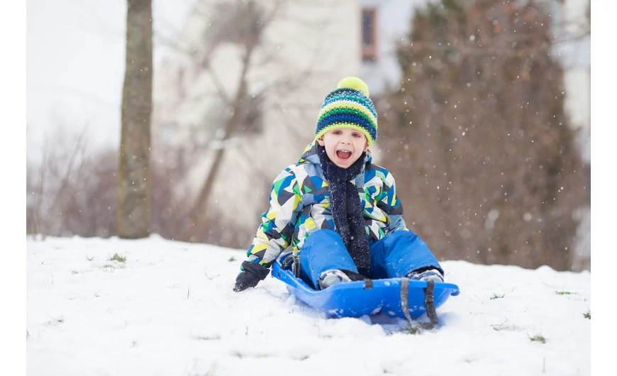 Cu săniuțe și tobogane în zăpadă!